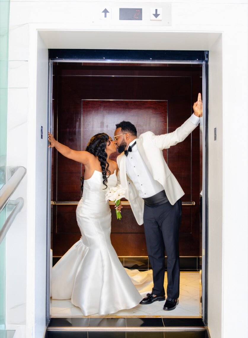 06-elevator-kiss